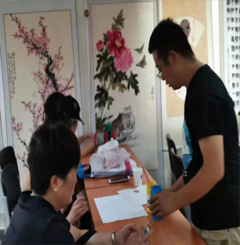 老师和居民互动